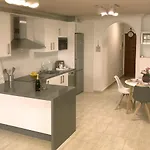 Casa Krisma, Fabulous Modern Spacious 2 Bedrooms Apartment, Remote Work, Fast Wifi, Parking And Ac