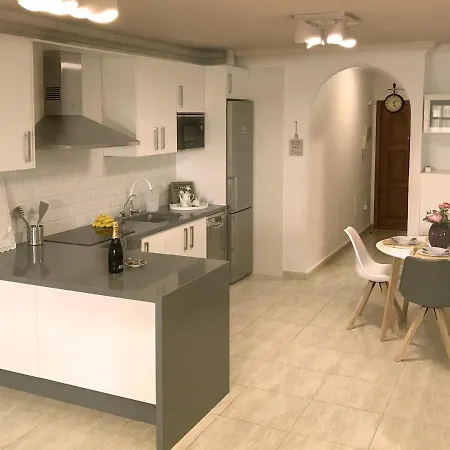 Casa Krisma, Fabulous Modern Spacious 2 Bedrooms Apartment, Remote Work, Fast Wifi, Parking And Ac