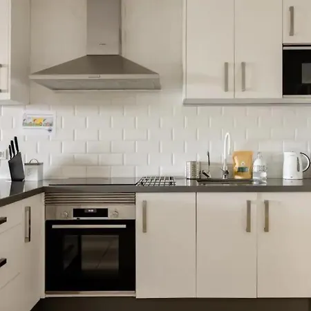 Casa Krisma, Fabulous Modern Spacious 2 Bedrooms Apartment, Remote Work, Fast Wifi, Parking&ac